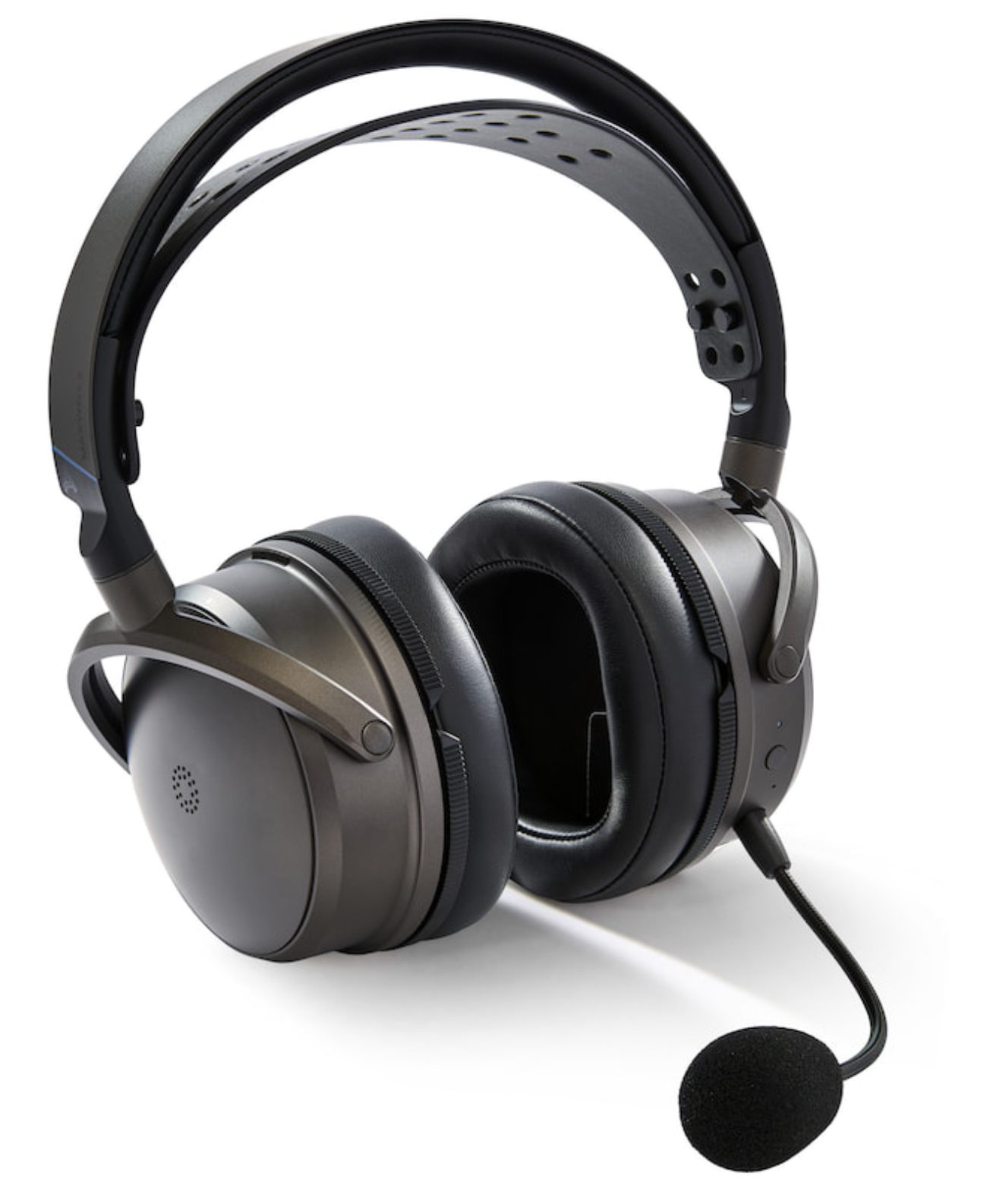 Casque sans-fil Audeze Maxwell 2 photographié de trois quarts face en finition gris anthracite et noir mat, micro perche Shure détachable déployé, serre-tête ventilé à perforations symétriques visible, earpads magnétiques en cuir synthétique, coques externes d'origine montées avec petit logo Audeze sur la coque gauche