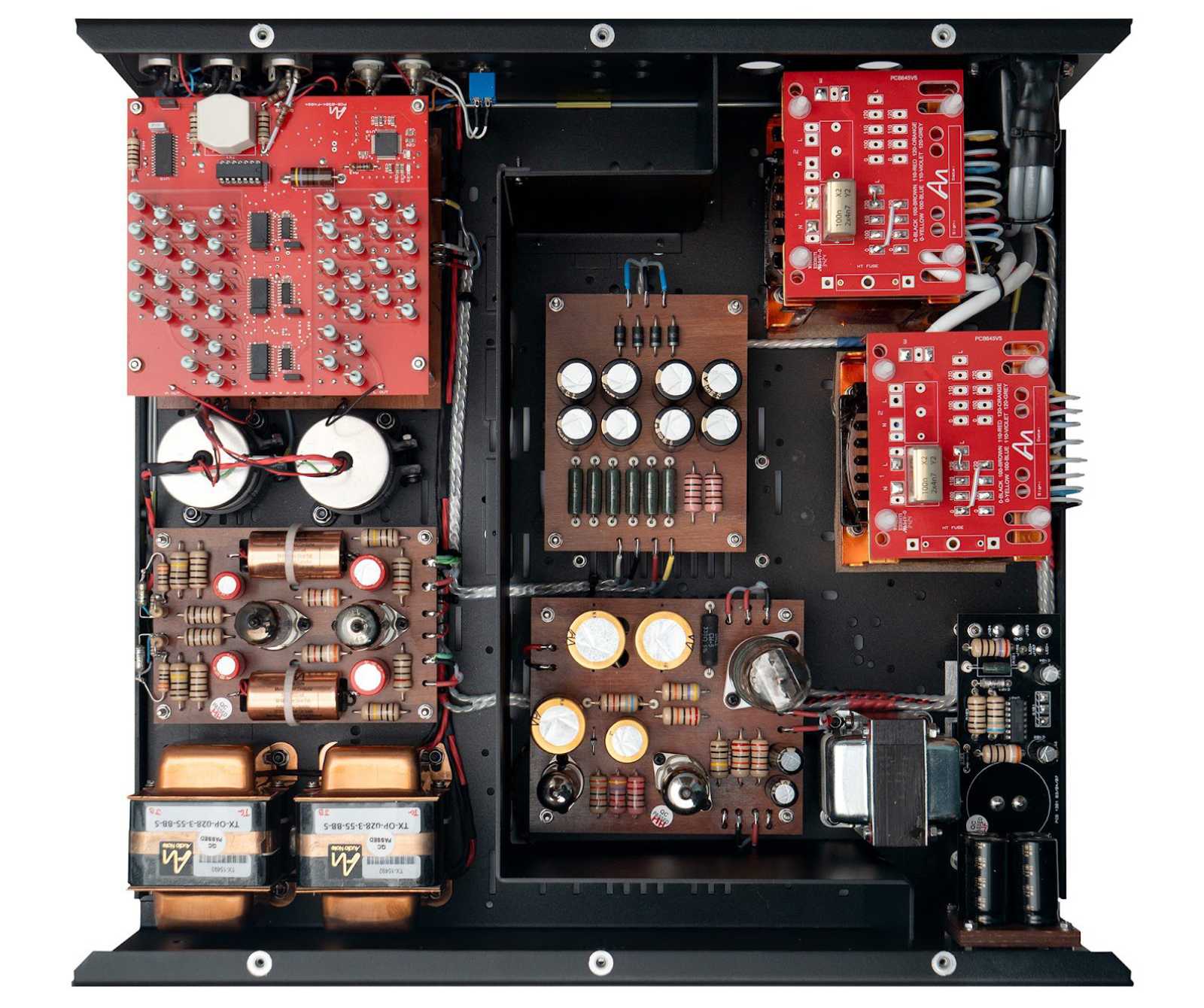 Vue intérieure du DAC Audio Note avec module IZVOR : grand PCB rouge en haut à gauche montrant le réseau de résistances discrètes du ladder DAC, étage de sortie à tubes avec condensateurs cuivre Audio Note, transformateurs de sortie blindés Audio Note TX-15082, alimentation shunt et filtres secteur PC8645VS