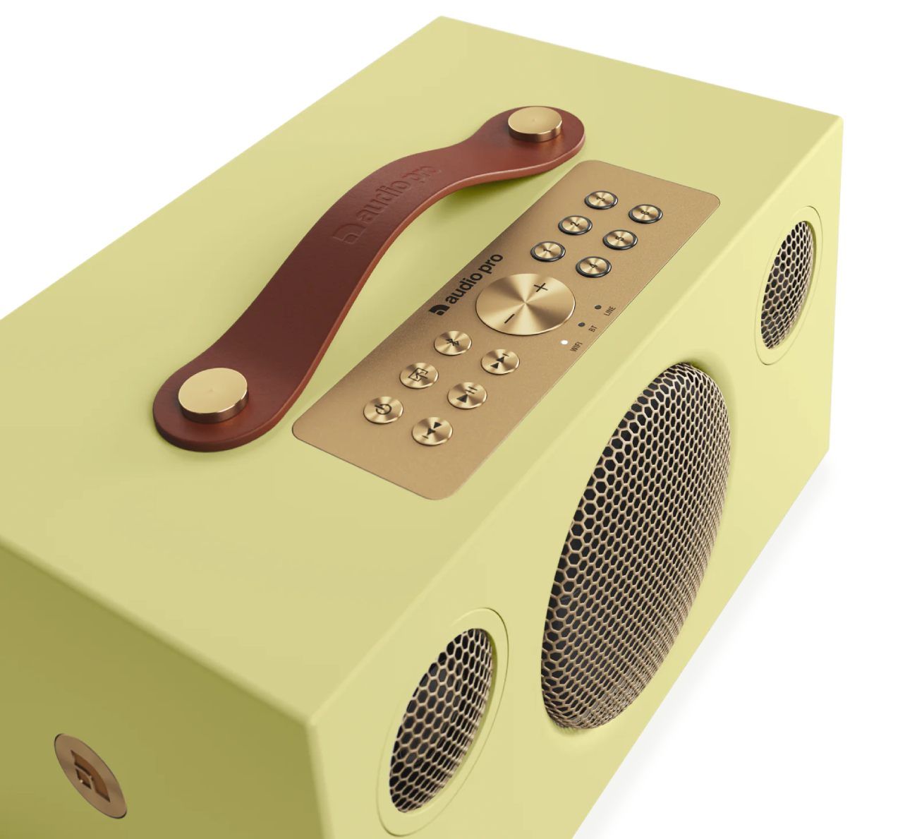 Vue détail macro de l'Audio Pro C5 MkII W Classic Yellow révélant la qualité de fabrication premium avec poignée en cuir véritable cognac estampée audio pro gaufrée et rivets vissés en laiton, panneau de commande supérieur en plaque métallique laiton brass avec six boutons preset, molette de volume rotative centrale avec marquages plus et moins, six boutons fonctionnels Bluetooth source alimentation et trois LED indicateurs WIFI BT LINE, et grille honeycomb laiton du tweeter latéral