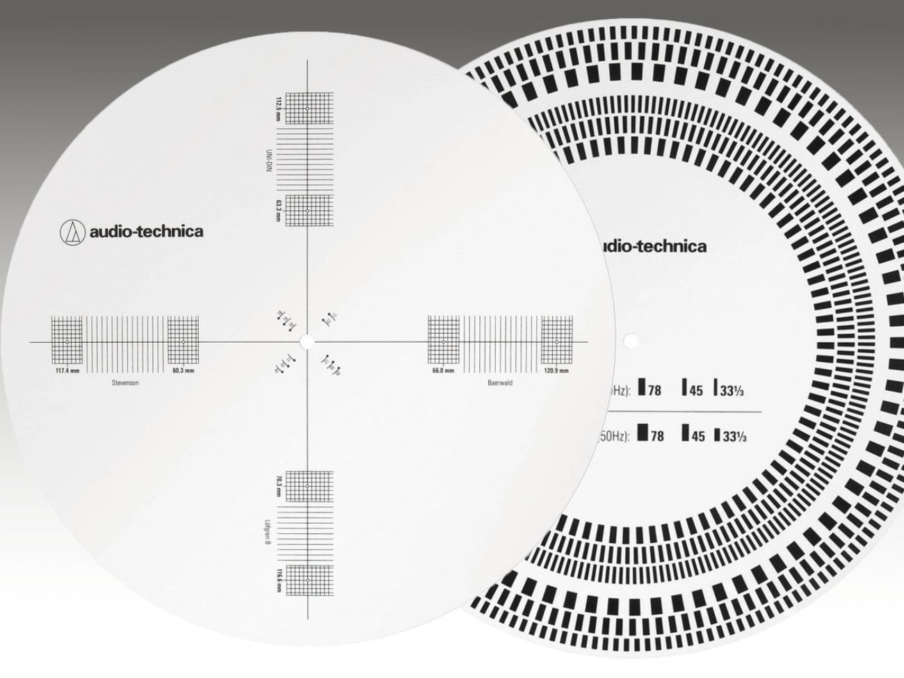 Vue détaillée du disque Audio-Technica AT-CAP4 montrant ses deux faces côte à côte : à gauche la face alignement cellule blanche avec les quatre géométries Baerwald 66/120,9 mm, Stevenson 60,3/117,4 mm, Löfgren B 70,3/116,6 mm et UNI-DIN 63,3/112,5 mm, à droite la face stroboscope avec les rectangles de calibration des vitesses 33⅓, 45 et 78 RPM aux fréquences secteur 50 Hz et 60 Hz