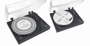 Vue marketing Audio-Technica AT-CAP4 montrant le disque deux-en-un sur deux platines vinyle noires capot transparent ouvert : à gauche la face alignement cellule avec graduations Baerwald, Stevenson, Löfgren B et UNI-DIN, à droite la face stroboscope blanche avec rectangles de calibration des vitesses 33, 45 et 78 RPM