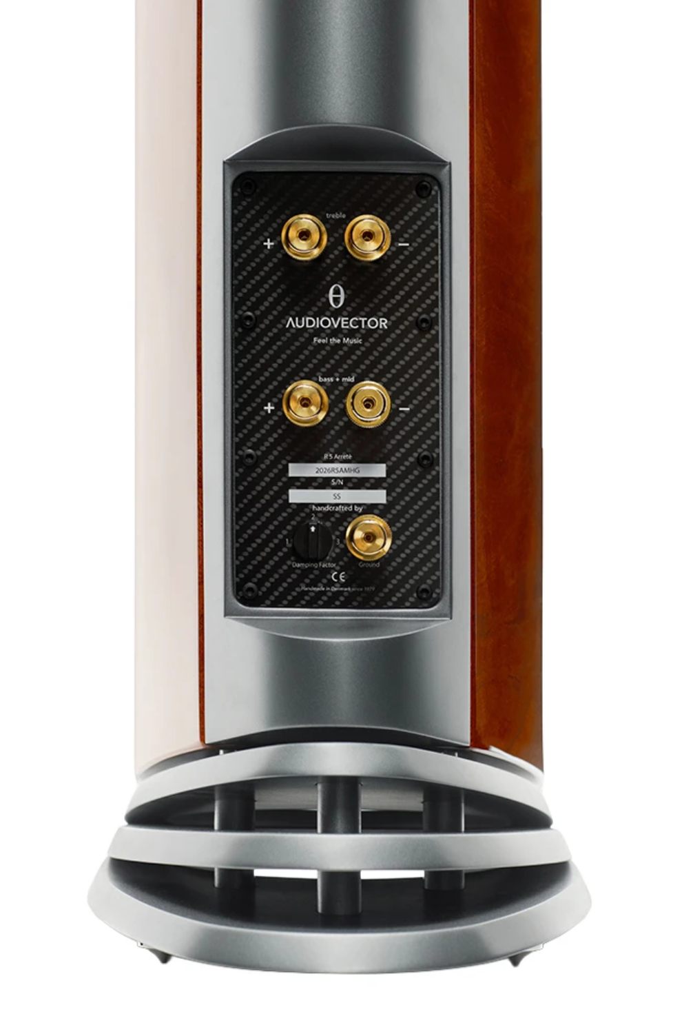 Vue détaillée du panneau arrière en fibre de carbone véritable de l'Audiovector R5 Arreté finition African Mahogany Piano, montrant les bornes plaquées or pour bi-câblage Treble et Bass+Mid, le sélecteur Damping Factor à 3 positions, la borne de masse Freedom Grounding, le numéro de série gravé et la plinthe Arreté avec port bass-reflex débouchant vers le bas