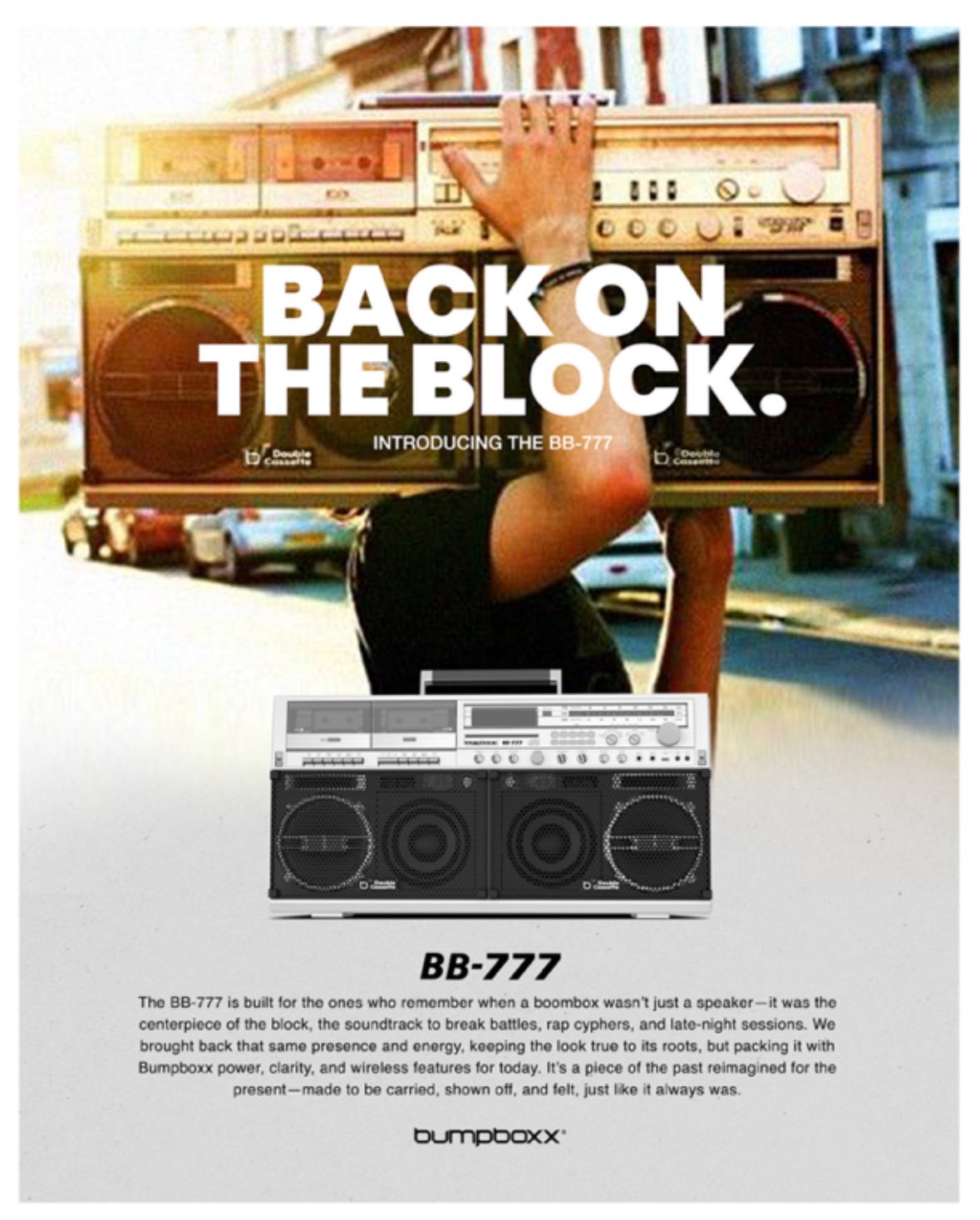 Montage promotionnel montrant une personne portant le Bumpboxx BB-777 sur l'épaule dans une rue ensoleillée. En dessous, un visuel détaillé du produit avec le slogan "Back on the block" soulignant son design inspiré du Sharp GF-777 de 1981.