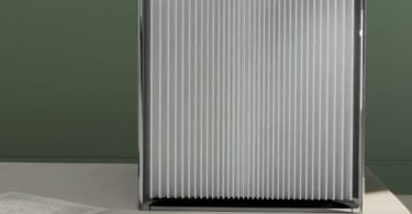 Amplificateur de puissance Burmester 259 Reference Line en finition argent, châssis cubique aux ailettes de dissipation verticales et logo Burmester gravé sur le capot, posé sur un socle béton
