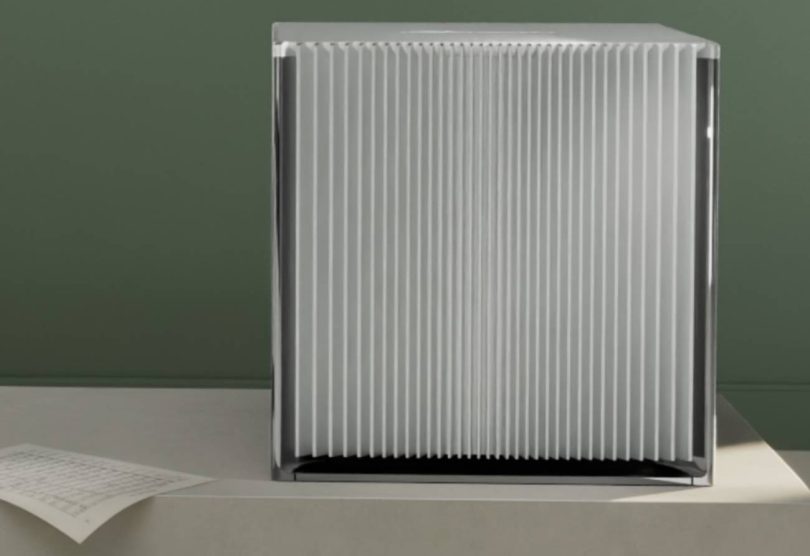 Amplificateur de puissance Burmester 259 Reference Line en finition argent, châssis cubique aux ailettes de dissipation verticales et logo Burmester gravé sur le capot, posé sur un socle béton