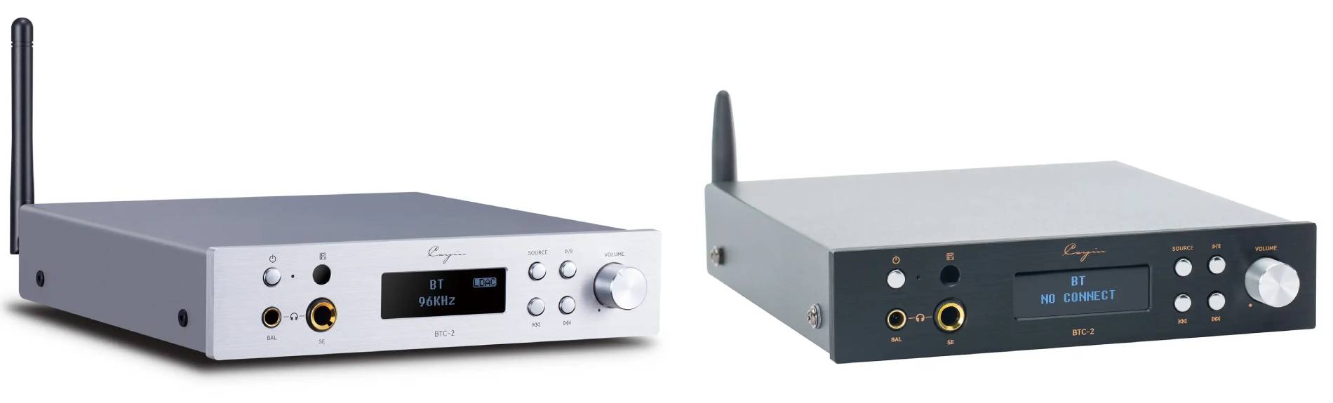 Les deux finitions du Cayin BTC-2 côte à côte, vues de trois-quarts : à gauche la version argent avec écran OLED affichant BT 96KHz LDAC, à droite la version noir anthracite avec écran affichant BT NO CONNECT, antenne Bluetooth déployée et sorties casque BAL et SE visibles sur chaque appareil