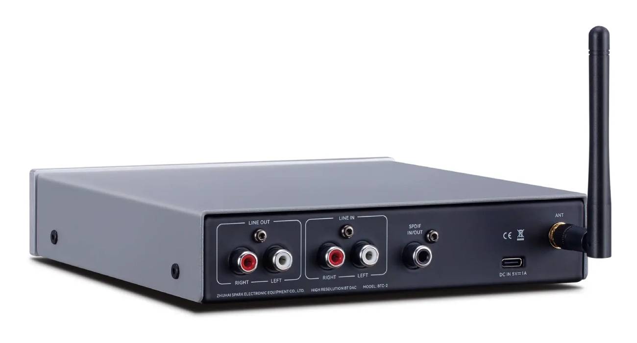 Panneau arrière du Cayin BTC-2 finition noir anthracite, de gauche à droite : sortie ligne RCA Line Out Right et Left, entrée ligne RCA Line In Right et Left, port combiné SPDIF In Out sur mini-jack coaxial, prise d'alimentation USB-C DC In 5V 1A et embase d'antenne Bluetooth vissée ANT