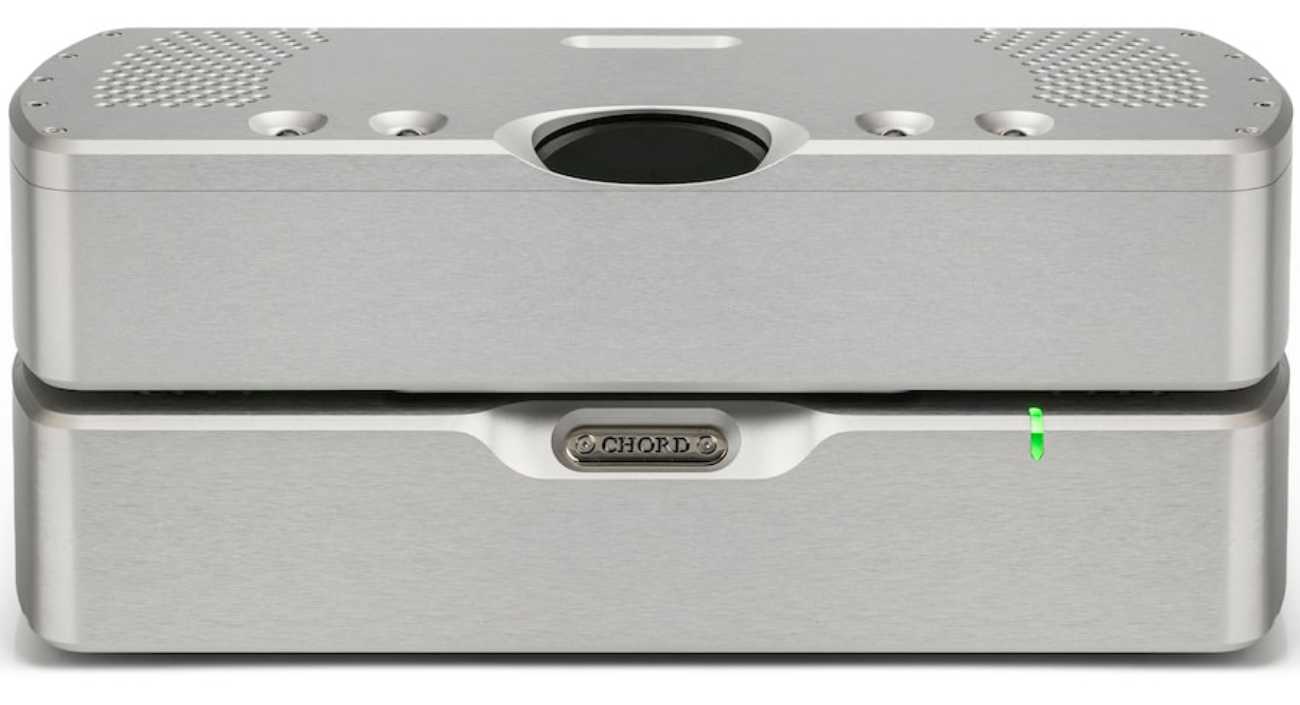 Vue frontale en plan rapproché du Chord Electronics Quartet en configuration native, les deux boîtiers en aluminium massif Argent Silver directement empilés sans le stand Choral Ensemble optionnel : alimentation externe perforée en partie supérieure avec ses quatre vis hexagonales et son évent circulaire central, unité principale FPGA en partie inférieure avec la plaque signature CHORD et la LED d'état verte allumée