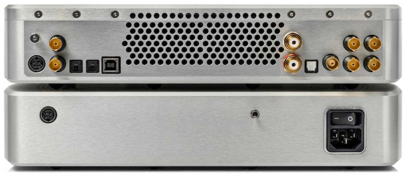 Vue arrière panoramique du Chord Electronics Quartet montrant la connectique complète des deux boîtiers en aluminium Argent Silver : sur le boîtier supérieur unité principale, de gauche à droite, le connecteur multibroche DIN de liaison vers l'alimentation, deux BNC dorés d'entrée, deux TOSLINK optiques, un USB-B, la grille de ventilation centrale perforée, puis deux RCA blancs d'entrée analogique stéréo pour l'ADC Pulse Array, un RCA additionnel, un TOSLINK supplémentaire et quatre BNC dorés de sortie dual-BNC stéréo ; sur le boîtier inférieur alimentation, le connecteur DIN de liaison vers l'unité principale et l'embase secteur IEC C14 avec interrupteur