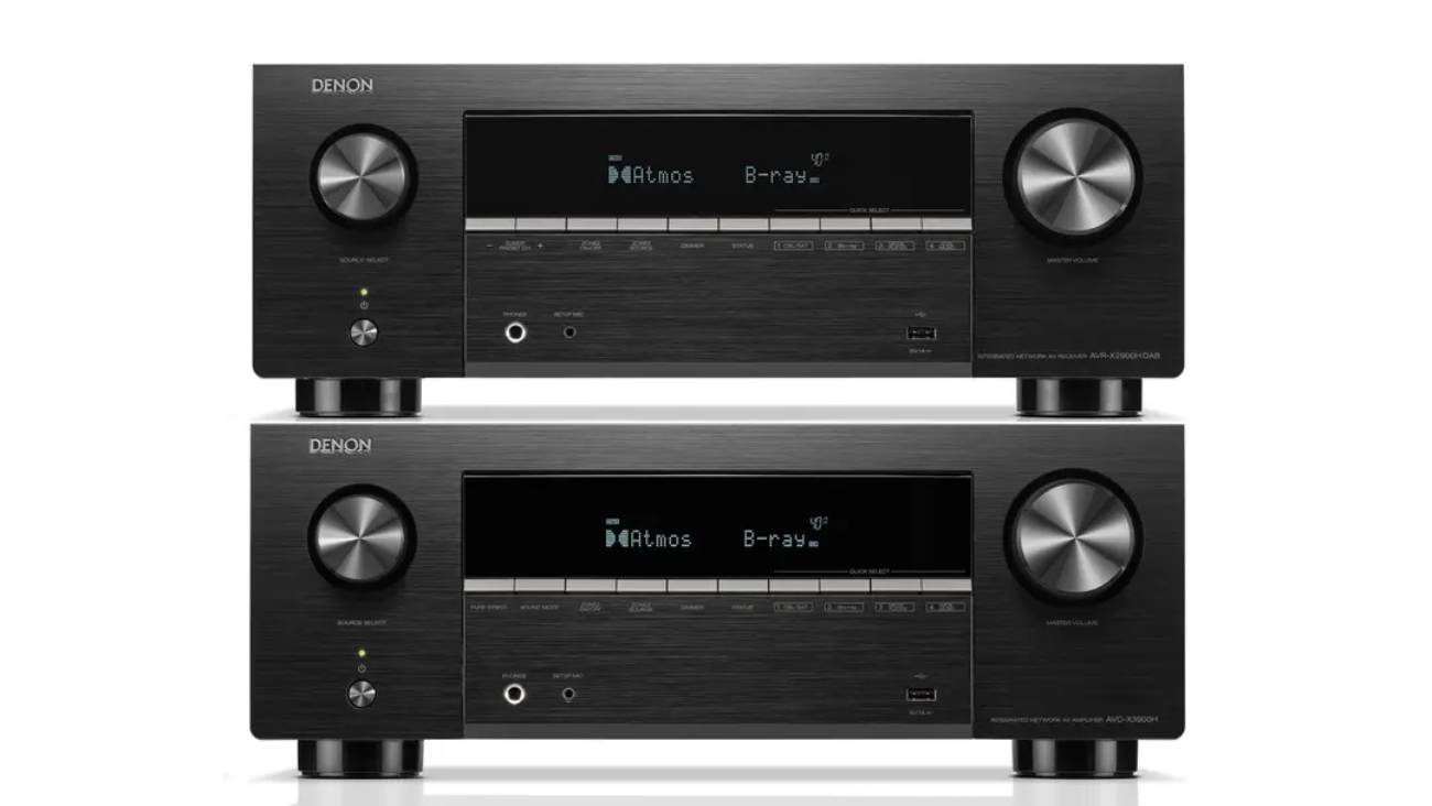 Vue de face comparative des deux nouveaux amplis Denon série X 2026 empilés sur fond blanc, AVR-X2900H DAB en haut et AVC-X3900H en bas, avec écrans OLED affichant Dolby Atmos B-ray, gros volume rotatif et port USB façade