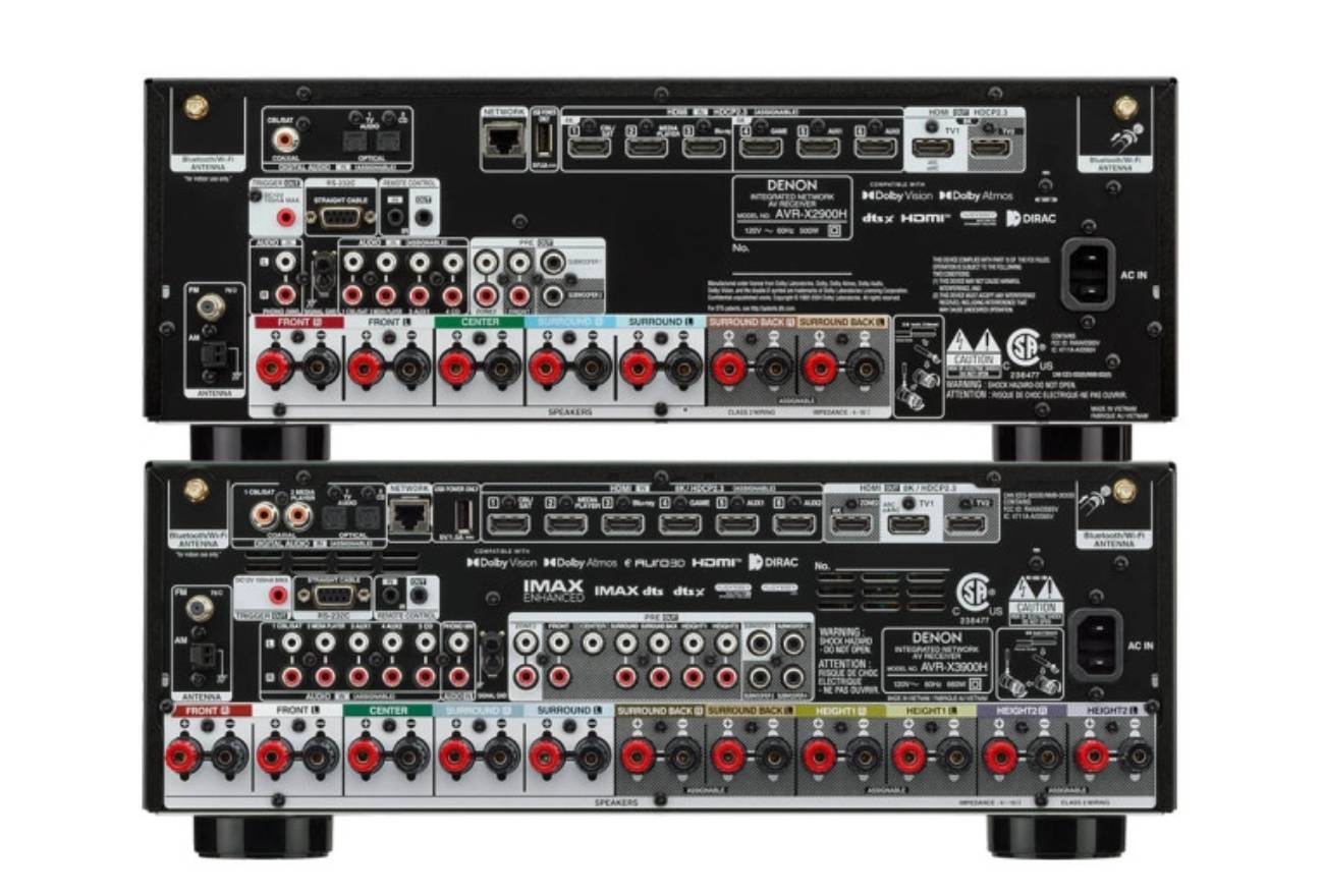 Vue comparative des panneaux arrière des deux amplis Denon série X 2026, AVR-X2900H DAB en haut avec 7 bornes enceintes et 2 sorties subwoofer, AVC-X3900H en bas avec 11 bornes enceintes Front, Center, Surround, Surround Back, Height 1, Height 2 et 4 sorties subwoofer indépendantes, plus 6 entrées HDMI 8K HDCP 2.3 et logos Dolby Atmos AURO-3D IMAX Enhanced Dirac