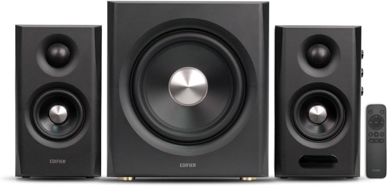 ackshot officiel sur fond blanc du système 2.1 Edifier S355DB en finition noire montrant les deux satellites avec tweeter dôme titane 1,5 pouce et médium-grave aluminium 3,5 pouces, le subwoofer 8 pouces central et la télécommande infrarouge fournie