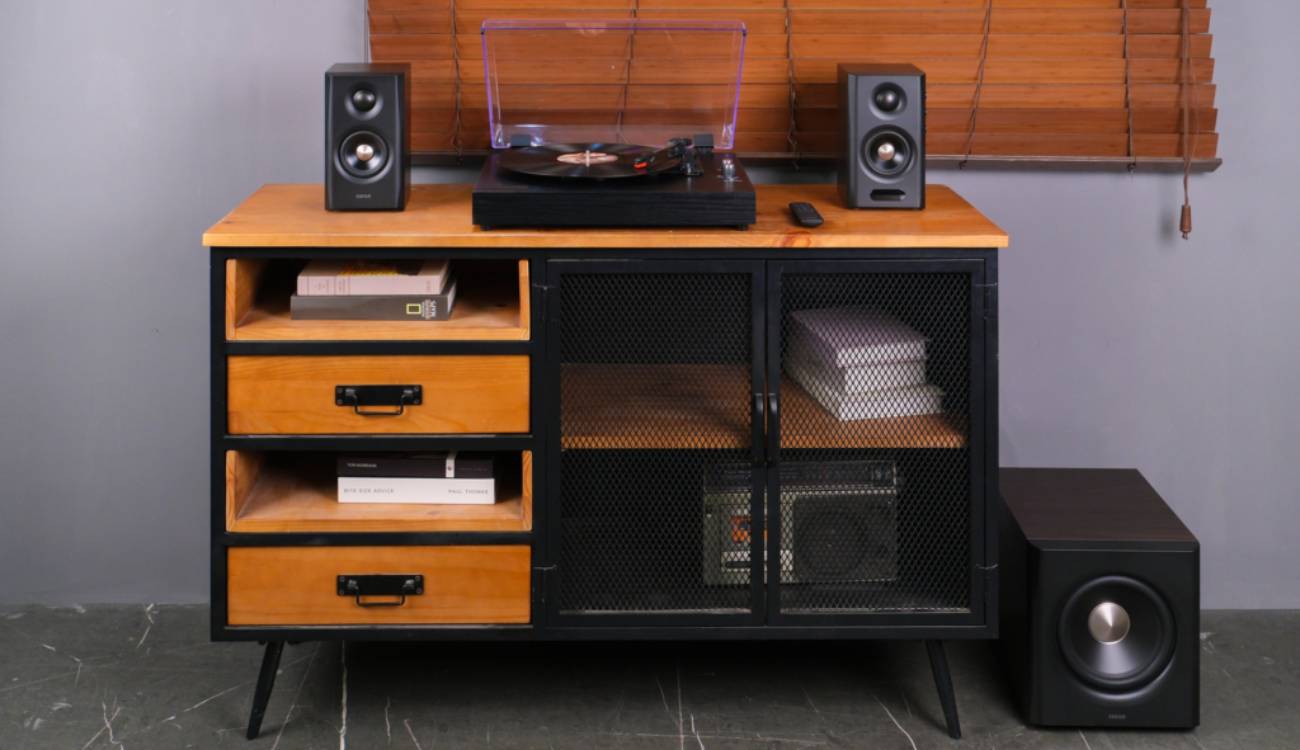 Paire d'enceintes satellites Edifier S355DB noires montrant en façade le tweeter dôme titane 1,5 pouce et le médium-grave aluminium long-throw 3,5 pouces, encadrant une platine vinyle posée sur meuble industriel bois et métal noir, avec le subwoofer 8 pouces sans fil au sol à droite