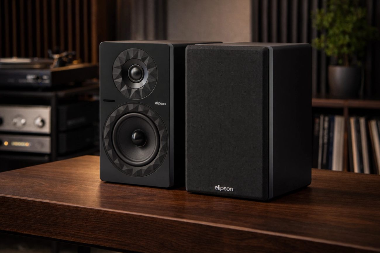 Paire Elipson Prestige Facet II 6 Active BT en finition noir mat satinée, vue rapprochée mettant en valeur les cerclages à facettes en gomme autour du tweeter 25 mm et du grave/médium 140 mm