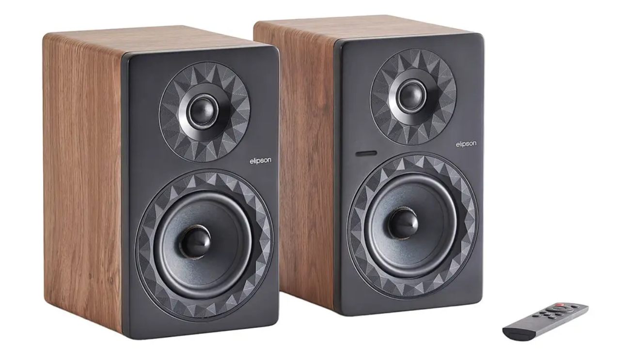 Paire Elipson Prestige Facet II 6 Active BT en finition noyer satinée avec façade noire mate, présentée avec la télécommande infrarouge fournie pour le pilotage des sources, du volume et de l'égaliseur 3 bandes