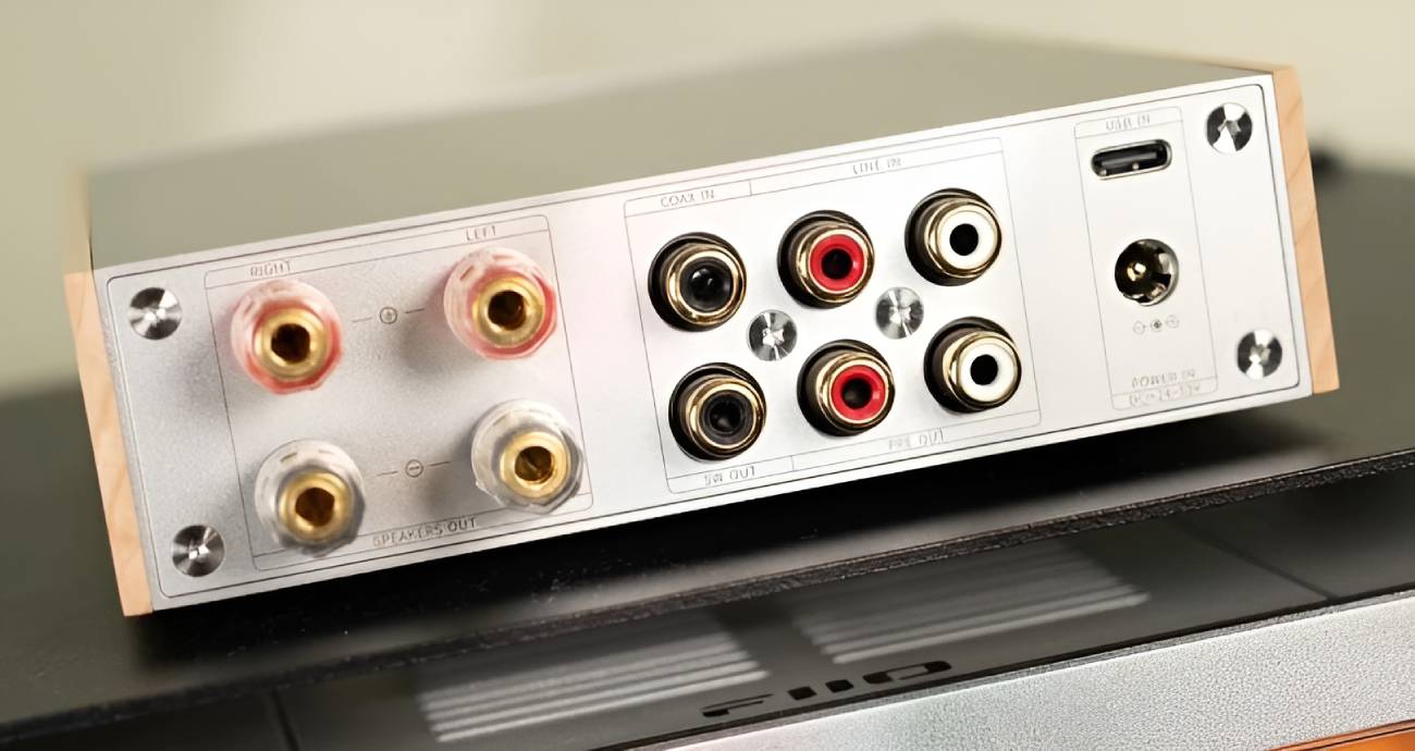 Panneau arrière du FiiO Jade Audio LEVEL 1 finition argent à flancs bois, de gauche à droite : borniers d'enceintes Speakers Out Right et Left, entrée coaxiale Coax In, entrée ligne RCA Line In, sortie subwoofer Sub Out, sortie pré-ampli Pre Out, entrée audio USB-C et embase d'alimentation DC 48V 5A