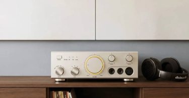 Amplificateur intégré compact FiiO Jade Audio LEVEL 1 en finition argent avec flanc en bois clair, châssis aluminium, commandes physiques de volume et de tonalité en façade, présenté comme ampli de bureau 2×300W à DAC et Bluetooth 6.0