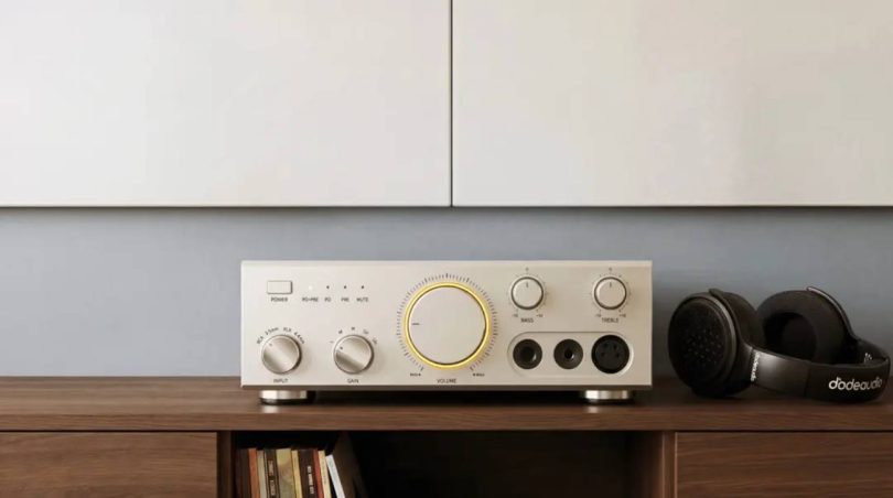 Amplificateur intégré compact FiiO Jade Audio LEVEL 1 en finition argent avec flanc en bois clair, châssis aluminium, commandes physiques de volume et de tonalité en façade, présenté comme ampli de bureau 2×300W à DAC et Bluetooth 6.0