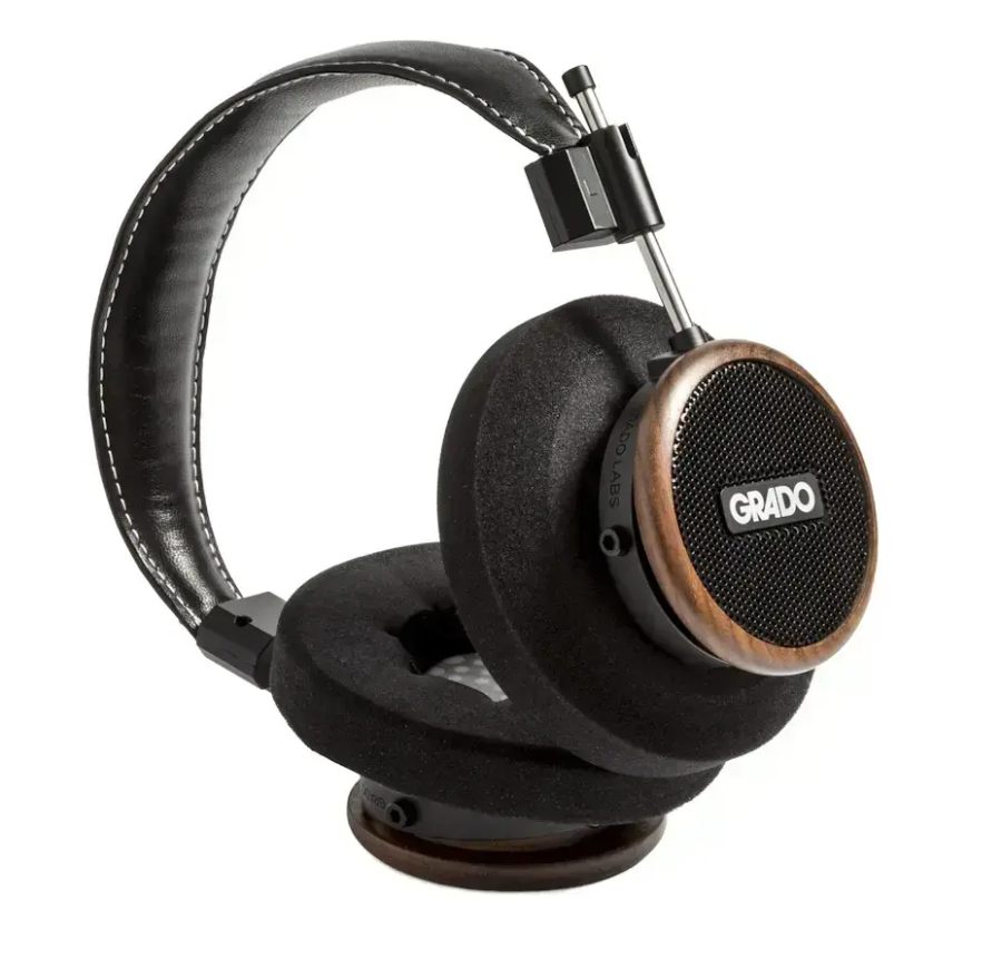 Photo produit officielle du casque audiophile Grado Signature S550 sur fond blanc, vue trois-quarts montrant la coque en noyer brésilien avec logo GRADO blanc et inscription GRADO LABS, coussinets B-cushion noirs épais, headband cuir piqué blanc, gimbals métalliques noirs et tiges en acier inoxydable