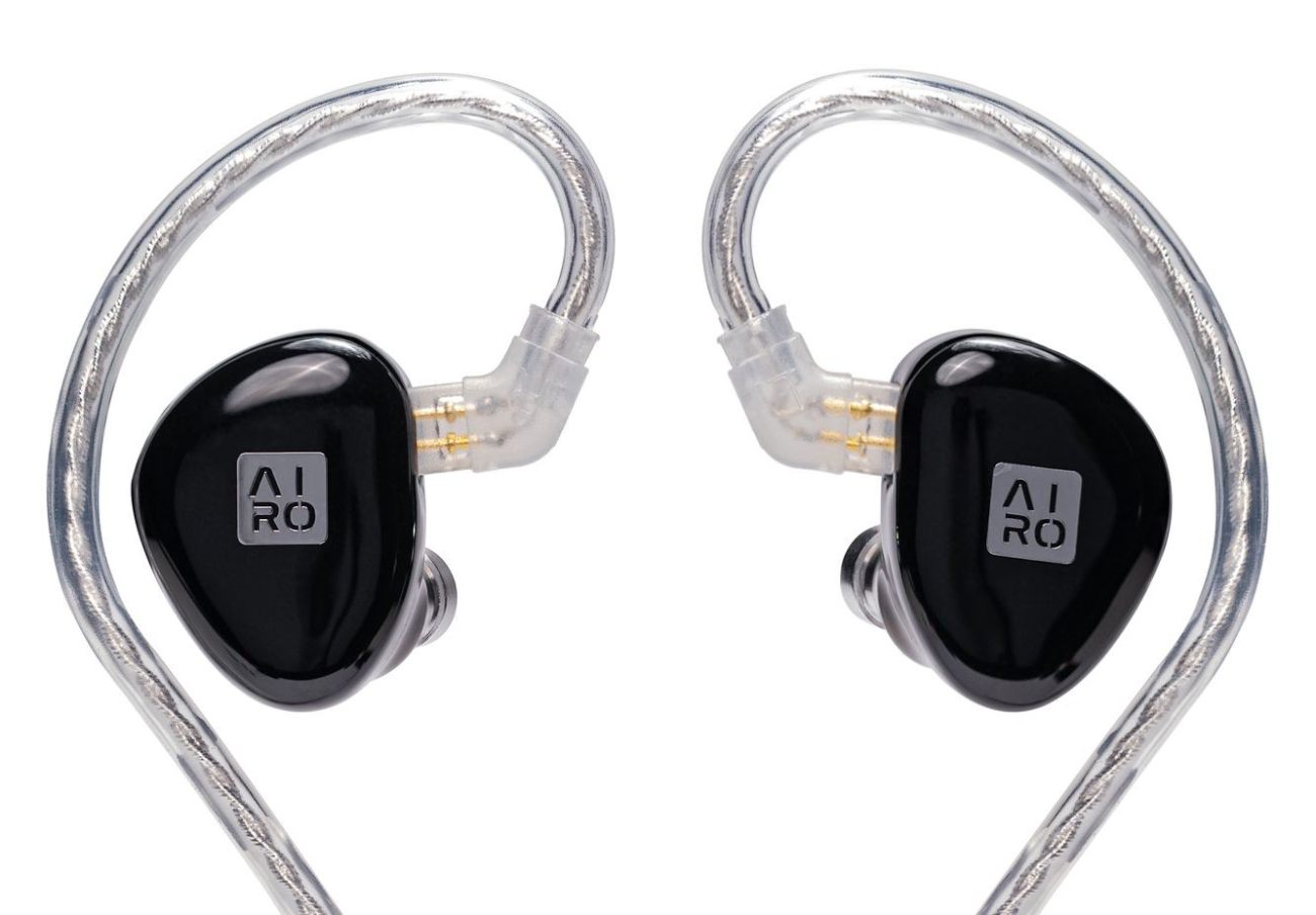 Packshot officiel iFi Audio AIRO Astra : paire d'écouteurs intra-auriculaires en finition noir laqué avec logo AIRO en métal brossé sur la face externe, ear hooks transparents pré-formés et connecteur 2-pin 0.78 mm avec broches dorées visibles, câble détaché. Vue produit symétrique fond blanc des deux écouteurs gauche et droit.
