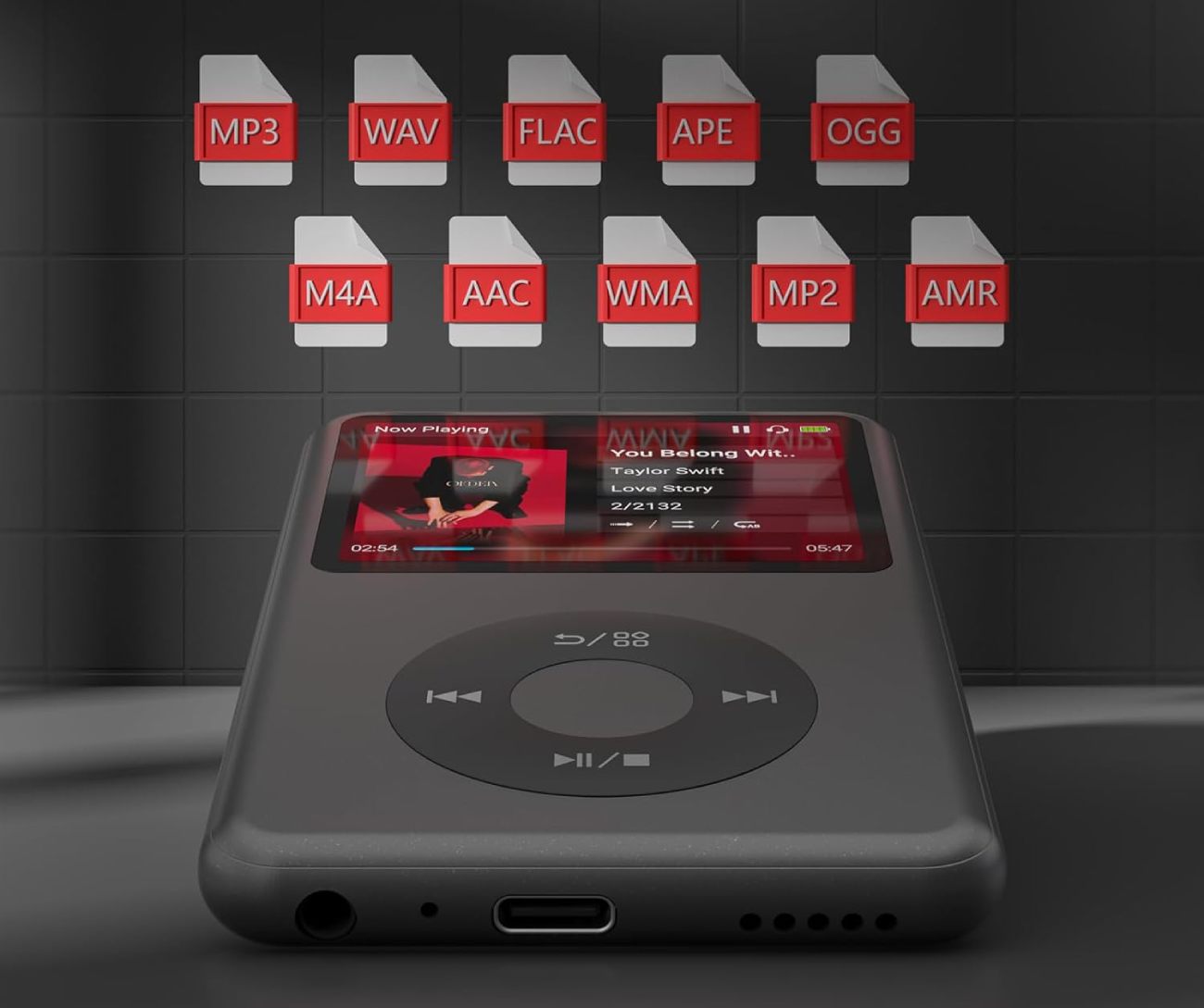 Lecteur MP3 Innioasis Y1 128 Go en coloris noir anthracite affichant Taylor Swift Love Story sur écran couleur position 2 sur 2132 titres avec illustration des 10 formats audio supportés MP3 WAV FLAC APE OGG M4A AAC WMA MP2 AMR flottants au-dessus, vue de la tranche inférieure révélant jack 3,5 mm casque port USB-C et grille de haut-parleur intégré
