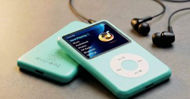Lecteur MP3 nomade Innioasis Y1 128 Go en finition vert d'eau menthe avec écran couleur 1.8 pouces affichant l'interface Now Playing avec menus Music Audiobook Photos FM Radio Bluetooth Settings, molette tactile circulaire blanche signature inspirée iPod Classic, vue de trois-quarts avec un second exemplaire vu de dos en arrière-plan et écouteurs filaires noirs sur surface gris doré