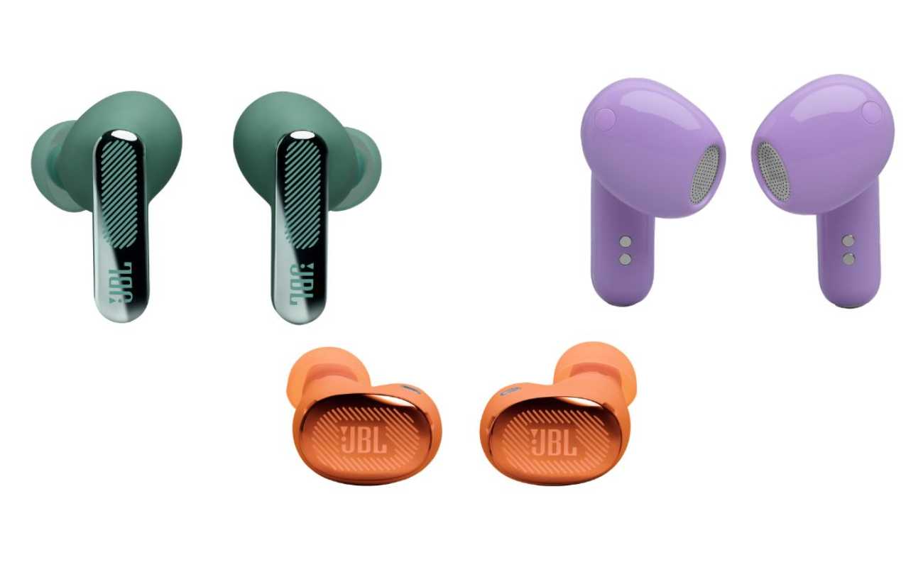 Vue rapprochée des trois écouteurs de la gamme JBL Live 4 hors boîtier sur fond blanc : Live Beam 4 en vert sapin avec sa tige fermée bicolore intégrant le logo JBL et la grille microphone, Live Flex 4 en violet avec sa coque sphérique semi-ouverte sans embout silicone et sa tige courte à deux pastilles capteurs, Live Buds 4 en orange dans son format intra-auriculaire bouton compact avec embout silicone et grille frontale JBL