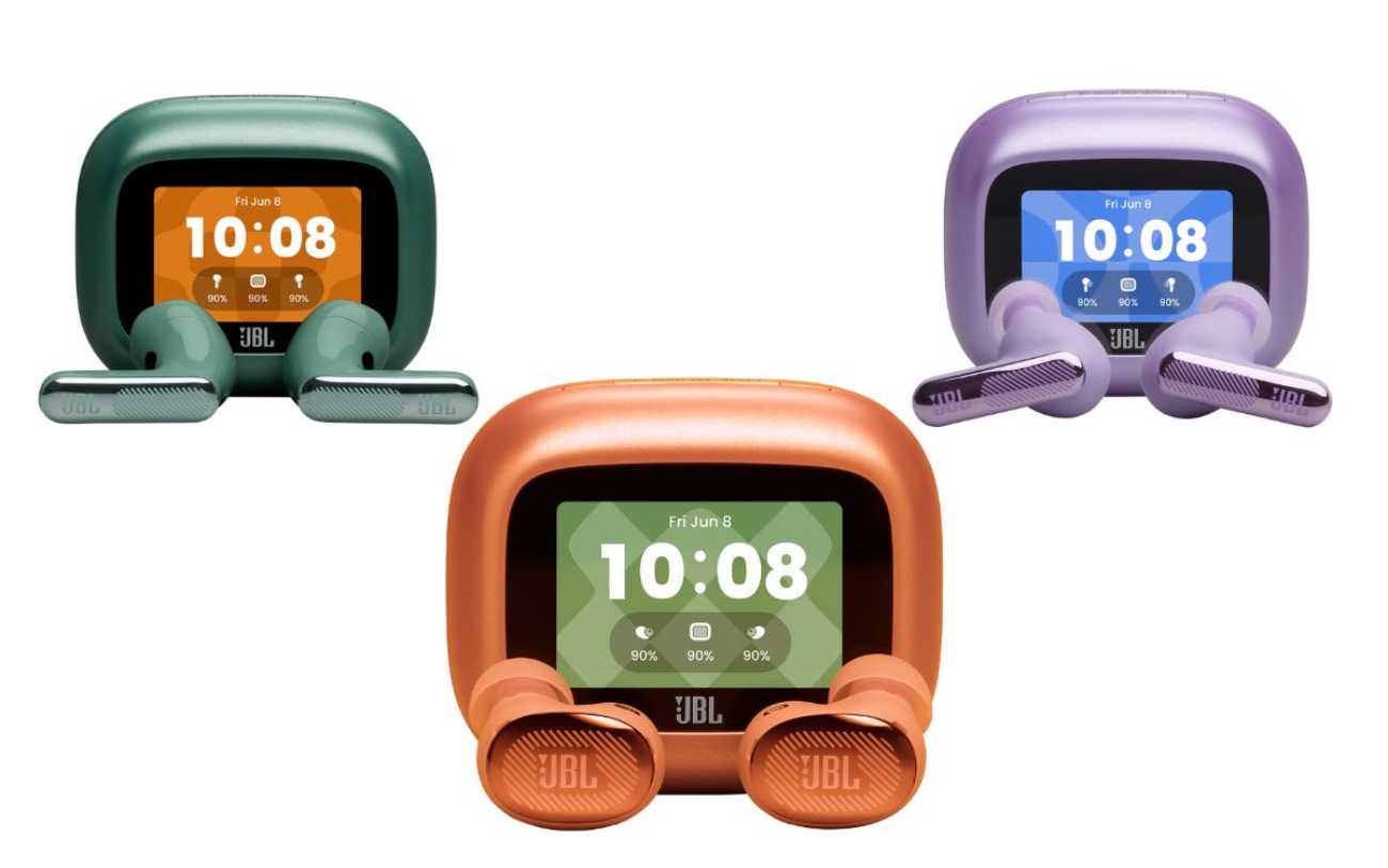 Composition produit présentant les trois modèles de la gamme JBL Live 4 dans leurs Smart Charging Case avec écouteurs apparents : Live Beam 4 en finition vert sapin avec format à tige et embouts silicone, Live Buds 4 en finition orange avec format intra compact sans tige, Live Flex 4 en finition violet avec format semi-ouvert à tige sans embout silicone, écrans tactiles affichant l'heure 10:08 et l'état de charge à 90 % des écouteurs et du boîtier