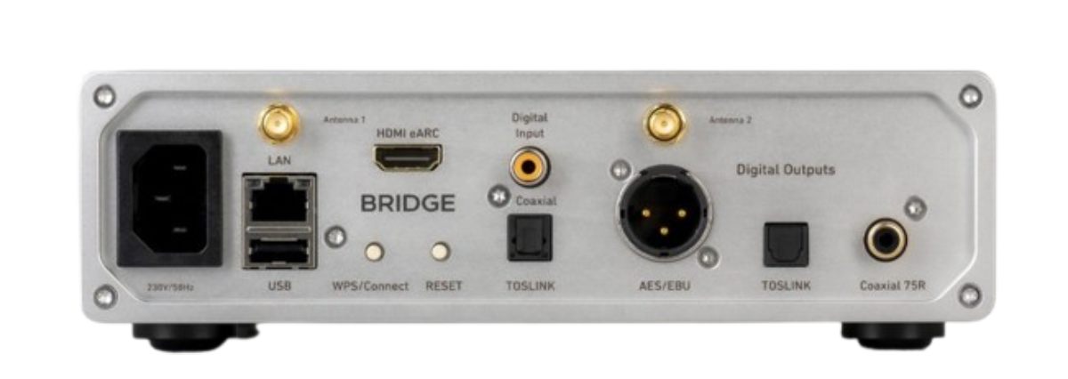 Face arrière du Lindemann Woodnote Bridge avec connectique complète : prise secteur 230V IEC, port LAN Ethernet, deux ports USB, antenne 1 et antenne 2 WLAN Bluetooth, entrée HDMI eARC, entrée numérique coaxiale et Toslink, sorties numériques AES EBU XLR, Toslink optique et coaxial 75 ohms, boutons WPS Connect et RESET