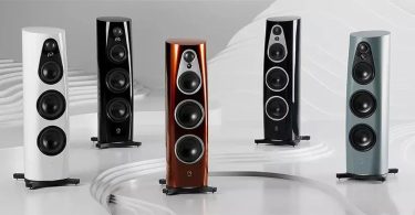 Gamme complète des Linn 360 avec drivers Pistonik en cinq finitions : blanc laqué, noir laqué, rouge orangé Glasgow, noir-argent Signature, et bleu pétrole, mises en scène sur fond architectural courbe blanc