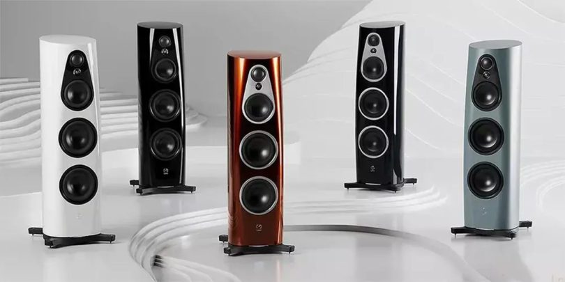 Gamme complète des Linn 360 avec drivers Pistonik en cinq finitions : blanc laqué, noir laqué, rouge orangé Glasgow, noir-argent Signature, et bleu pétrole, mises en scène sur fond architectural courbe blanc