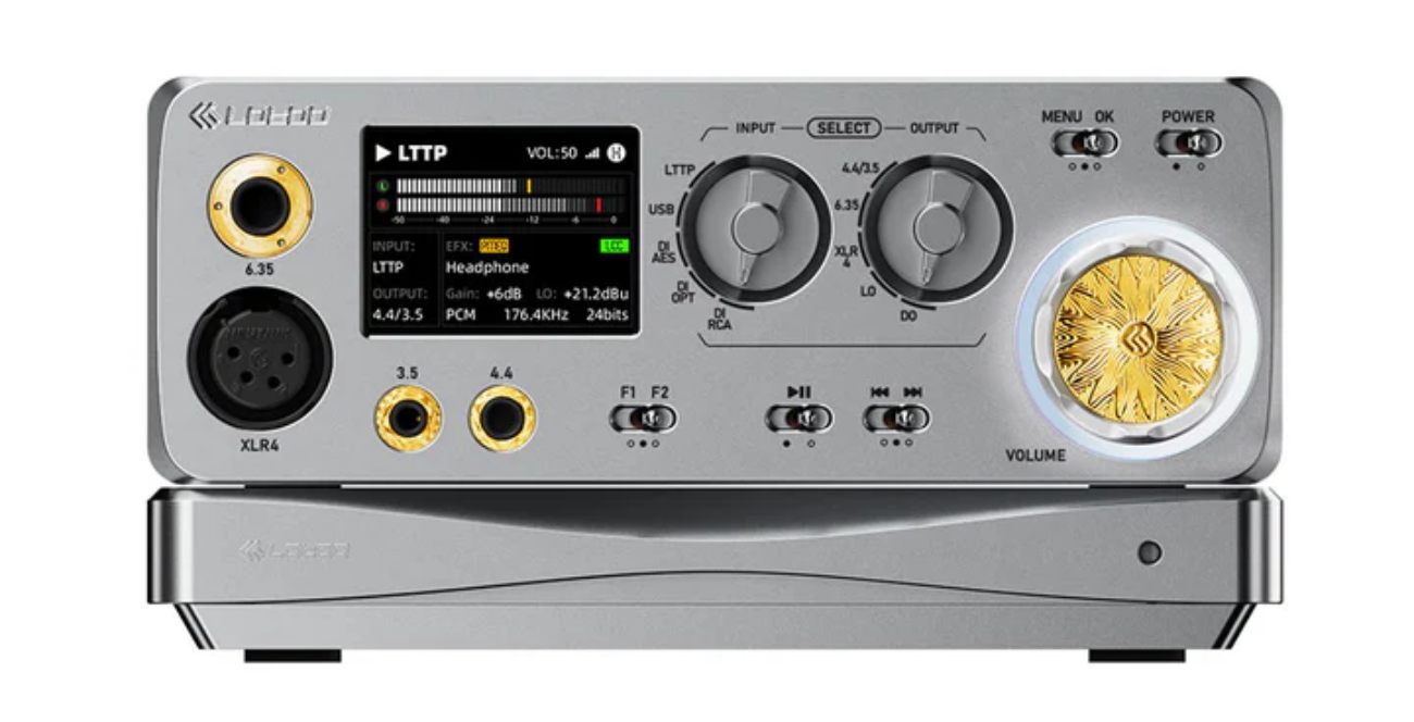 Vue frontale produit du Lotoo Gungnir DAC ampli casque de bureau empilé sur l'alimentation USB Power Delivery LPX-01, châssis aluminium gris brossé deux blocs, écran TFT central affichant le mode LTTP volume 50 entrée LTTP filtre EFX ATE mode Headphone sortie 4.4/3.5 gain +6 dB ligne +21.2 dBu format PCM 176.4 kHz 24 bits, sorties casque 6.35 mm asymétrique avec contour doré et XLR 4 broches symétrique à gauche, sorties 3.5 mm et 4.4 mm Pentaconn symétrique à contours dorés sous l'écran, boutons F1 F2 personnalisables et touches Play Pause précédent suivant mécaniques, deux molettes argentées de sélection INPUT LTTP USB OPT COAX AES et OUTPUT 4.4/3.5 6.35 XLR4 LO DO, commutateurs mécaniques MENU OK et POWER, imposante molette de volume dorée gravée du logo Lotoo Helios entourée d'un anneau LED bleu, alimentation LPX-01 160 W USB Power Delivery 3.1 en façade inférieure avec indicateur LED vert et logo Lotoo