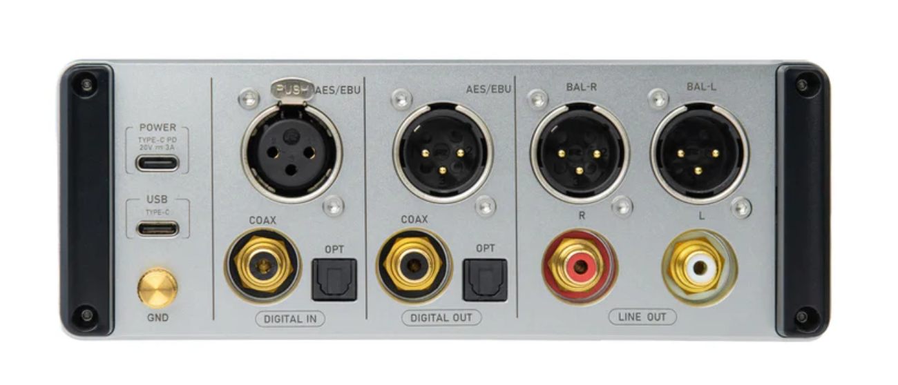 Vue détaillée de la face arrière du Lotoo Gungnir DAC ampli casque de bureau présentant la connectique numérique et analogique complète, châssis aluminium brossé argenté avec coins de protection noirs, à gauche entrée d'alimentation USB Type-C Power Delivery 20V 3A et port USB Type-C dédié à l'audio asynchrone avec borne de masse GND dorée, au centre gauche section DIGITAL IN avec embase AES/EBU XLR femelle 3 broches push-lock entrée S/PDIF coaxiale RCA dorée et entrée optique TOSLINK, au centre droit section DIGITAL OUT avec embase AES/EBU XLR mâle sortie S/PDIF coaxiale RCA dorée et sortie optique TOSLINK pour bridge vers DAC externe, à droite section LINE OUT avec sorties symétriques BAL-R et BAL-L sur connecteurs XLR mâles 3 broches en niveau ligne et sorties asymétriques RCA stéréo droite rouge et gauche blanche pour intégration dans système avec amplificateur séparé ou enceintes actives