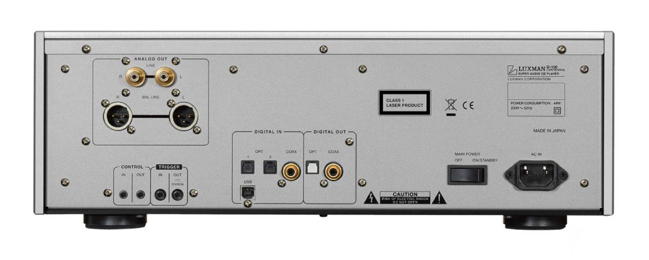 Panneau arrière du Luxman D-100 CENTENNIAL : sorties analogiques RCA dorées et XLR Neutrik à gauche, entrées numériques USB-B coaxiale et 2 TOSLINK au centre, sorties numériques COAX et OPT, AC IN à droite
