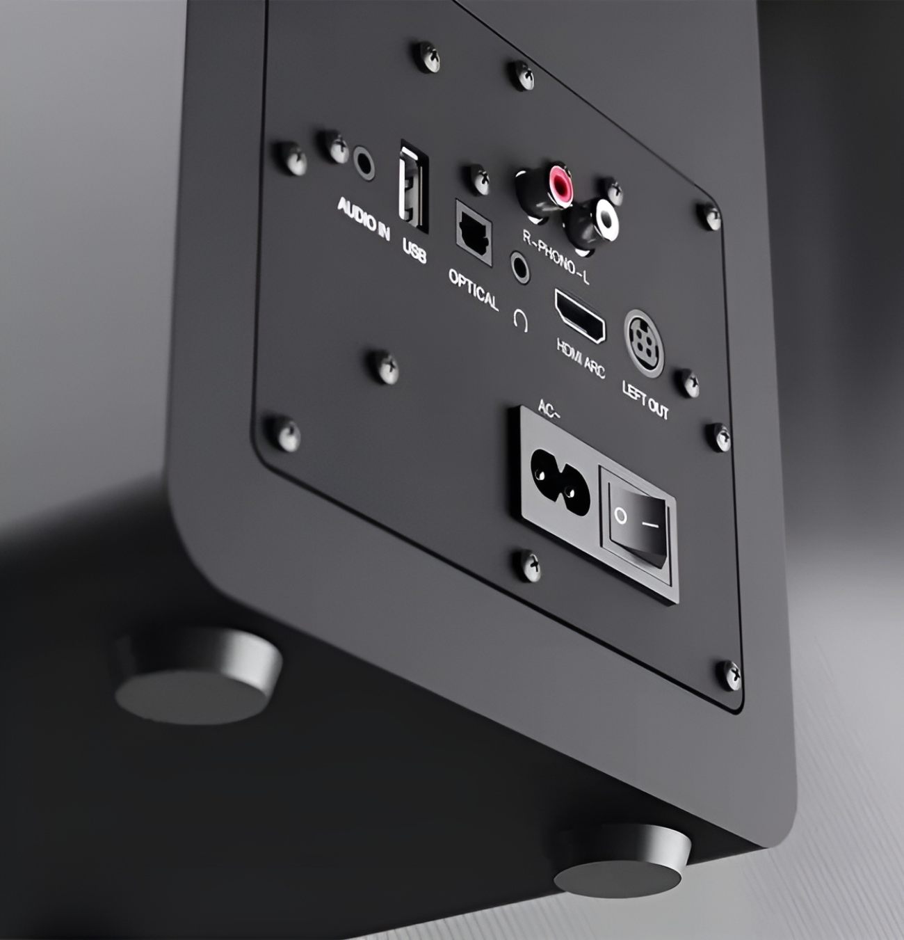 Vue détaillée du panneau arrière de l'enceinte active droite Majority D100X montrant toute la connectique : Audio In jack 3,5 mm, USB, optique TOSLINK, RCA Phono L/R, HDMI ARC, sortie casque et connecteur LEFT OUT vers l'enceinte passive gauche