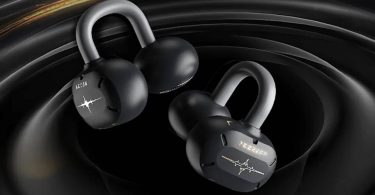 Paire d'écouteurs OWS ear-clip Moondrop U.C.T.S. en finition noire édition collaboration Wuthering Waves, vue rapprochée sur fond noir sculpté avec accents dorés, branding Rover masculin et féminin visible sur les capsules acoustiques, C-bridge en silicone à mémoire de forme et alliage titane