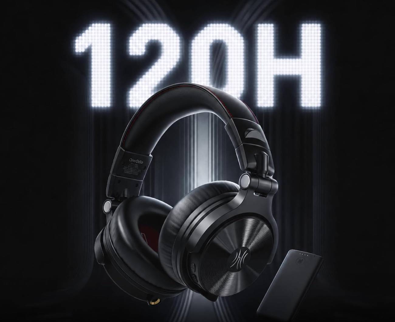 Casque OneOdio Studio Max 2 noir en vue trois-quarts avec coque aluminium brossé et logo OneOdio visible, à côté du transmetteur sans fil M2, devant un panneau LED affichant 120H pour symboliser l'autonomie totale annoncée