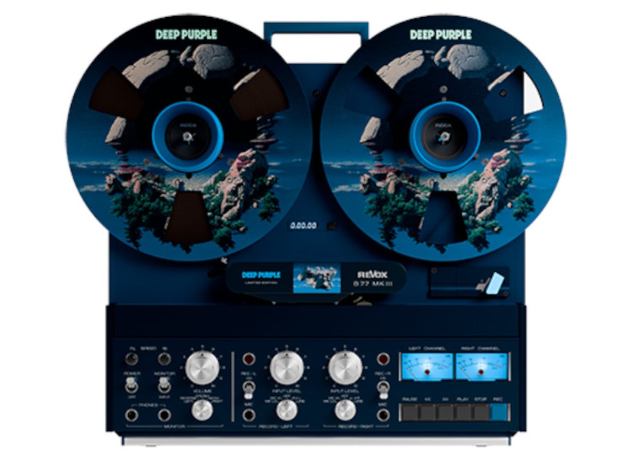 Vue de face officielle du magnétophone à bande Revox B77 MK III Deep Purple Limited Edition en finition bleu nuit profond, avec ses deux bobines collector imprimées du visuel SPLAT! représentant des îlots rocheux marins sous un ciel bleu, compteur digital central 0:00:00, plaque DEEP PURPLE LIMITED EDITION REVOX B77 MK III, panneau de contrôle complet avec potentiomètres SPEED, MONITOR, VOLUME, INPUT LEVEL, RECORD-LEFT et RECORD-RIGHT, VU-mètres LEFT CHANNEL et RIGHT CHANNEL en éclairage bleu, et boutons de transport PAUSE FF REW PLAY STOP REC