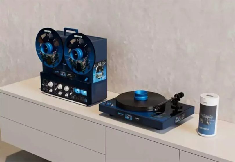 Revox Deep Purple Limited Edition : magnétophone à bande B77 MK III en habillage bleu nuit avec bobines décorées SPLAT!, platine vinyle T77 et enceinte sans-fil STUDIOMASTER A200 cylindrique posés sur un meuble blanc minimaliste, série limitée signée par les membres de Deep Purple