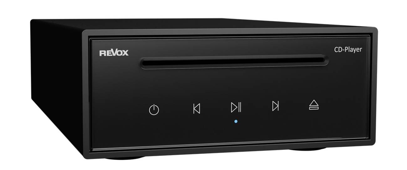 Vue de face rapprochée du lecteur CD Revox Studiomaster CD100 en finition noir laqué, montrant le logo Revox en haut à gauche, l'inscription CD-Player en haut à droite, la fente de chargement slot-in horizontale au centre et les cinq touches tactiles en partie basse : alimentation, piste précédente, lecture/pause avec LED bleue de statut, piste suivante, éjection
