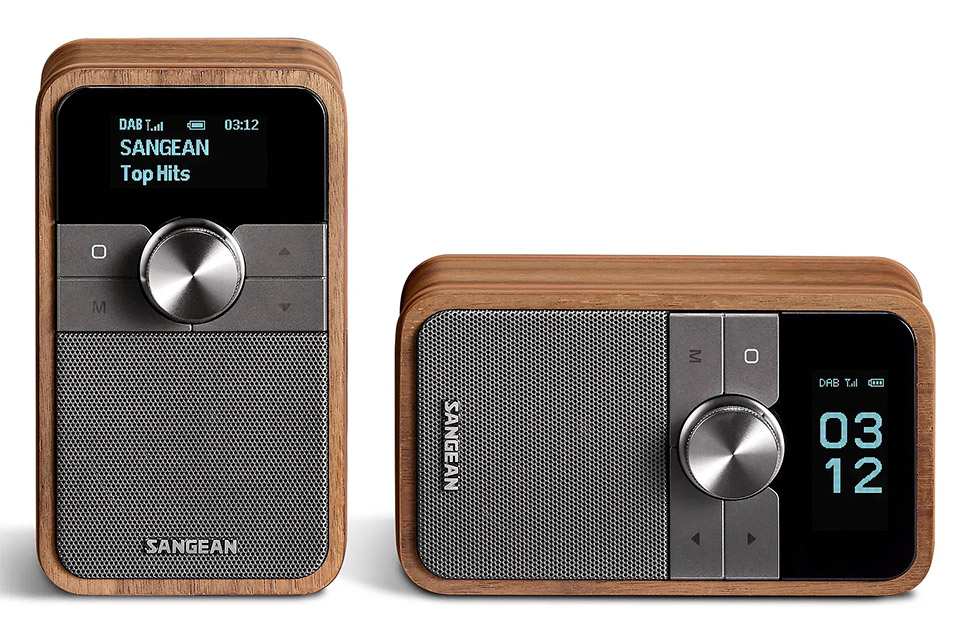 Sangean DDR-8 finition Vintage Walnut présentée en double orientation, vue verticale à gauche avec écran OLED en haut affichant DAB SANGEAN Top Hits et horloge 03:12, vue horizontale à droite avec écran OLED rotatif sur le côté affichant l'heure en grands chiffres flip-clock 03:12, bouton multifonction central métal brossé et grille tissée gris argent