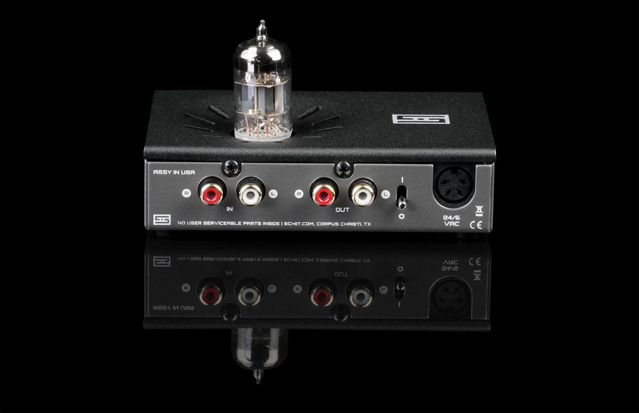 Face arrière du Schiit Buf avec entrées RCA gauche et droite, sorties RCA gauche et droite, switch d'alimentation avec témoin LED et connecteur DIN d'entrée alimentation 24 et 6 VAC, marquage ASSY IN USA Corpus Christi Texas, tube 6N1P en saillie sur le dessus