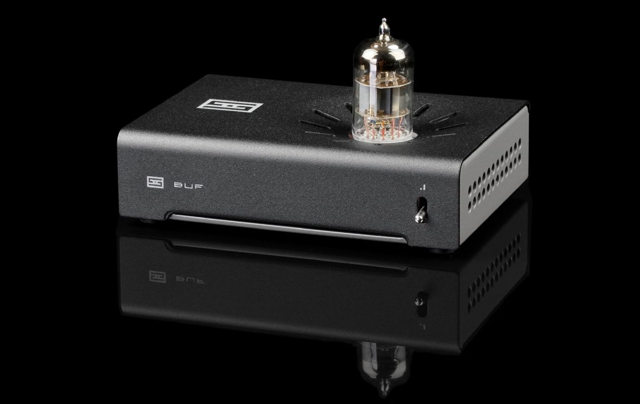Vue officielle du Schiit Buf montrant le tube NOS 6N1P en saillie sur le dessus, le switch de gain commutable en façade et la grille de ventilation latérale