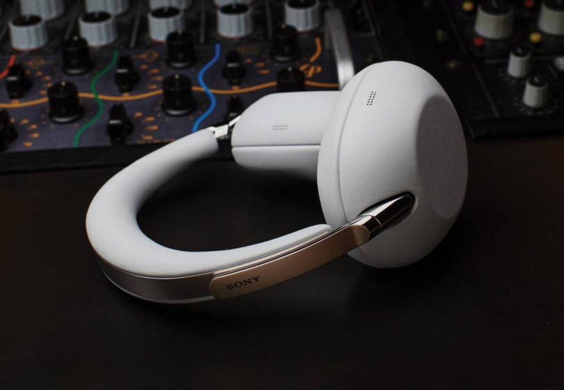 Sony 1000X The ColleXion en finition Platinum White vu de profil, montrant le bandeau métallique poli, les charnières chromées et les coussinets en cuir épais qui caractérisent le repositionnement luxe du casque pour les 10 ans de la série 1000X
