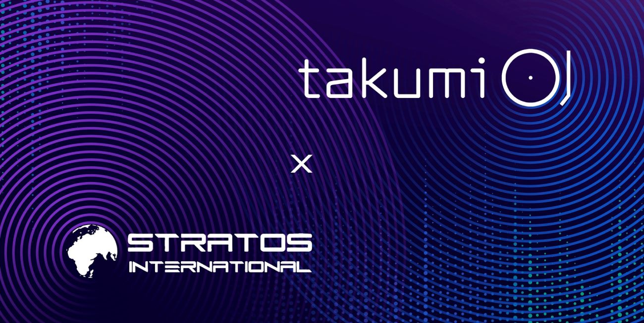 Visuel officiel du partenariat de distribution entre la marque néerlandaise Takumi (logo blanc avec motif platine vinyle) et le distributeur polonais Stratos International (logo avec globe terrestre), sur fond bleu nuit et violet avec motif circulaire évoquant les sillons d'un disque vinyle