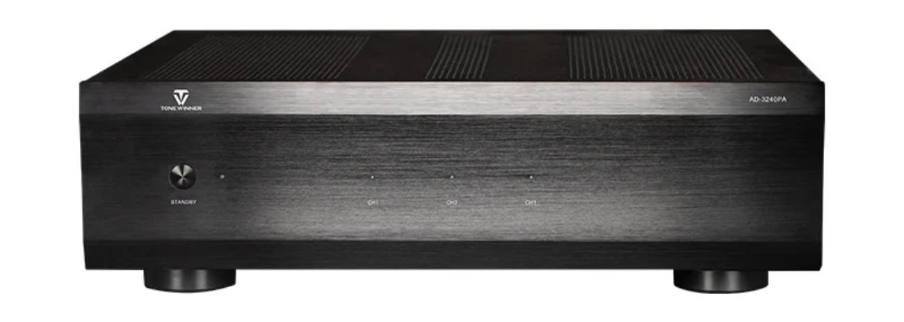 Face avant de l'amplificateur de puissance Tone Winner AD-3240PA en finition aluminium brossé noir, montrant le logo Tone Winner et la référence AD-3240PA en façade, le bouton STANDBY avec sa LED bleue à gauche, et les trois indicateurs LED individuels CH1, CH2 et CH3 alignés horizontalement pour le suivi visuel d'activité par canal