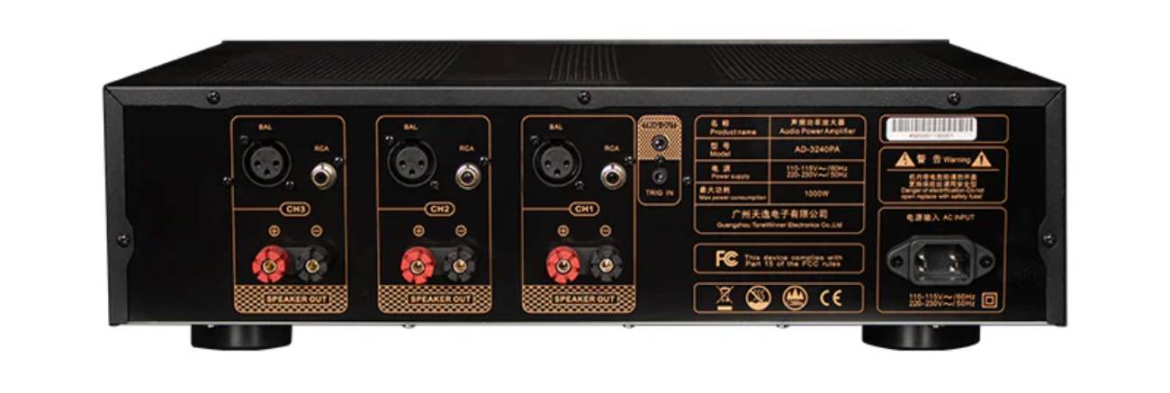 Panneau arrière de l'amplificateur de puissance Tone Winner AD-3240PA montrant les trois modules canaux CH1, CH2 et CH3 indépendants avec chacun une entrée XLR symétrique BAL, une entrée RCA asymétrique et une paire de bornes haut-parleur double serrage, l'entrée trigger 5V sur jack 3,5 mm, l'embase secteur IEC avec sélection dual-voltage 110-115V ou 220-230V, et les marquages réglementaires CE et FCC