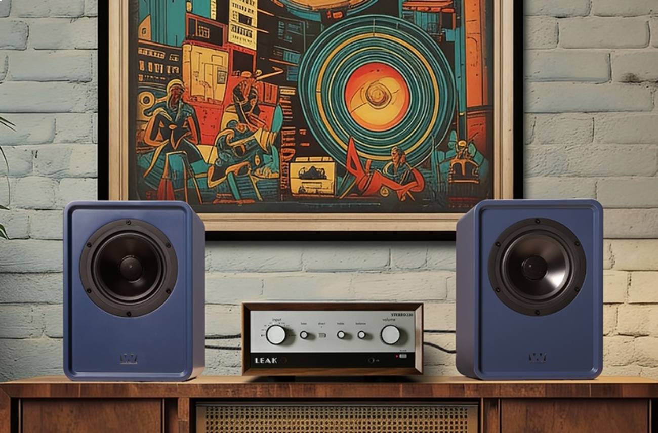 Paire enceintes bibliothèque Wharfedale Denton 1S finition bleu mat encadrant un amplificateur intégré Leak Stereo 230 placage noyer posé sur un meuble bas mid-century, contre un mur de briques blanches