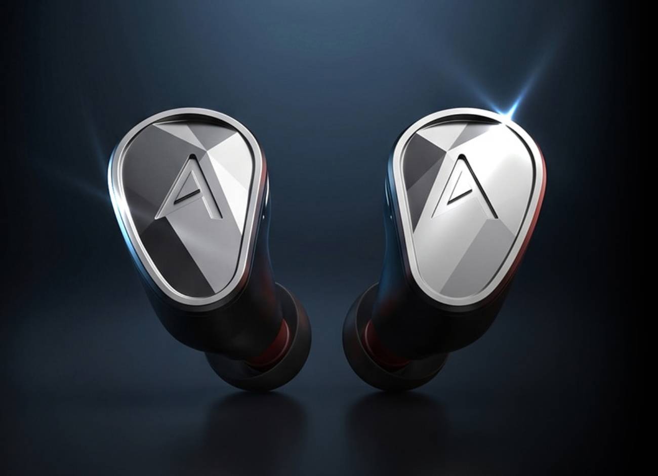 Paire d'écouteurs intra-auriculaires Astell&Kern Clarus en gros plan, faces argentées à facettes gravées du logo A et liseré poli, corps en aluminium foncé avec embout, sur fond bleu nuit