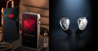 Baladeur audiophile Astell&Kern SP4000T en finition acier inox posé près de son coffret et d'un tube à vide visible, à droite les écouteurs intra-auriculaires Clarus argentés éclairés sur fond sombre
